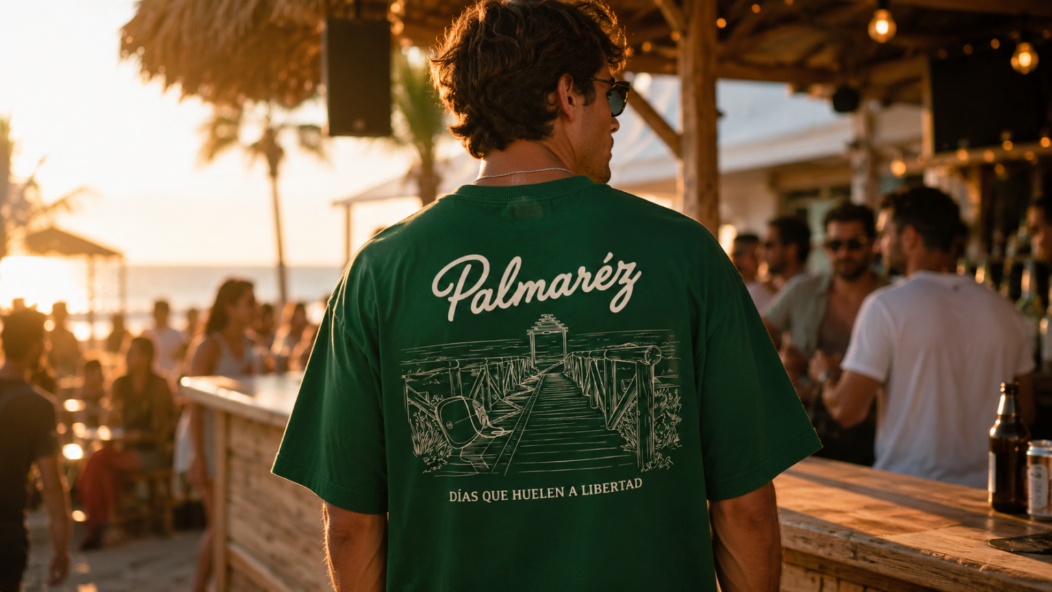 Camiseta Palmar&eacute;z verde en un chiringuito al atardecer
